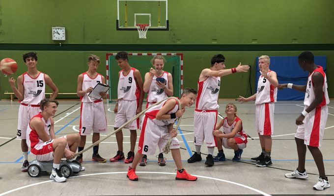 Das Team der U16 Basketball 2017/2018: Eren, Tim, Rudi, Yannick, Hakon, Anton, Ali, Uli, Sören, Noah. Es fehlt Cem (von links nach rechts)