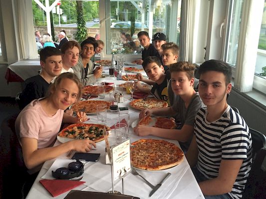 DIe U16 beim Pizza essen. 