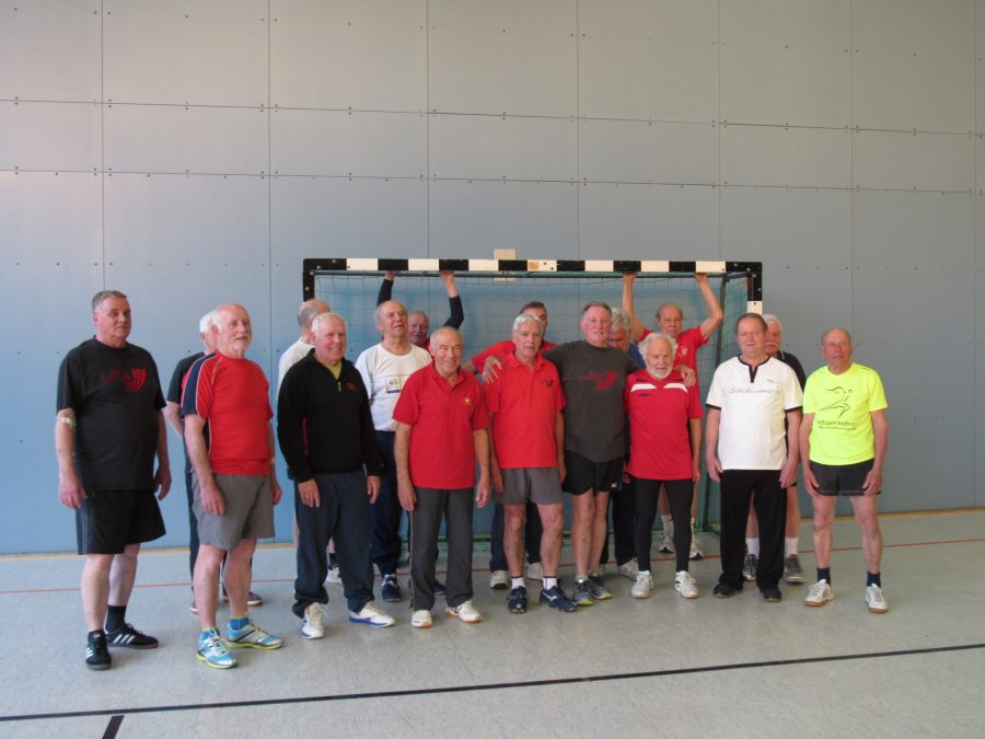 Gruppenbild "Männer-Gymnastik und Spiele" mit Walter (2. von links).