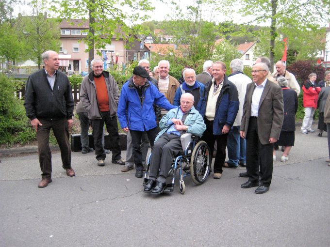 Otmar Schübel (im Rollstuhl) war Teil der Freizeitsportgruppe „Alte Herren“. Er verstarb am 13. September 2017.